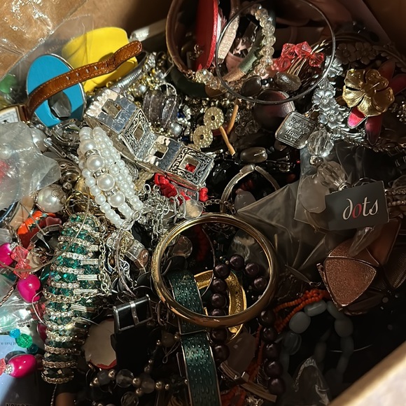 5 LEFT!!! 190 SOLD!
5 POUNDS CRAFT REPURPOSE JEWELRY LOT - Picture 9 of 11